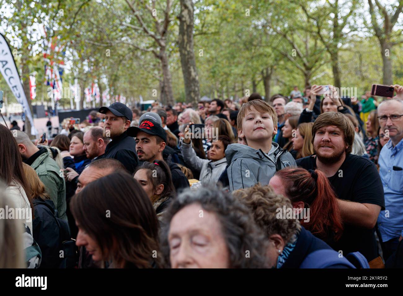 London UK 19th Sep 2022 People React During The Procession As They   London Uk 19th Sep 2022 People React During The Procession As They Bid Farewell To Queen Elizabeth Ii In London The Funeral Service Took Place In Westminster Abbey The Coffin Was Then Taken By Procession To Wellington Arch Where It Was Reburied In A Hearse And Then Taken To Windsor Crowds Of People Lined The Streets On All Routes The Queen Is Buried In St Georges Chapel In Windsor Photo By May Jamessopa Imagessipa Usa Credit Sipa Usaalamy Live News 2K1R5Y2 