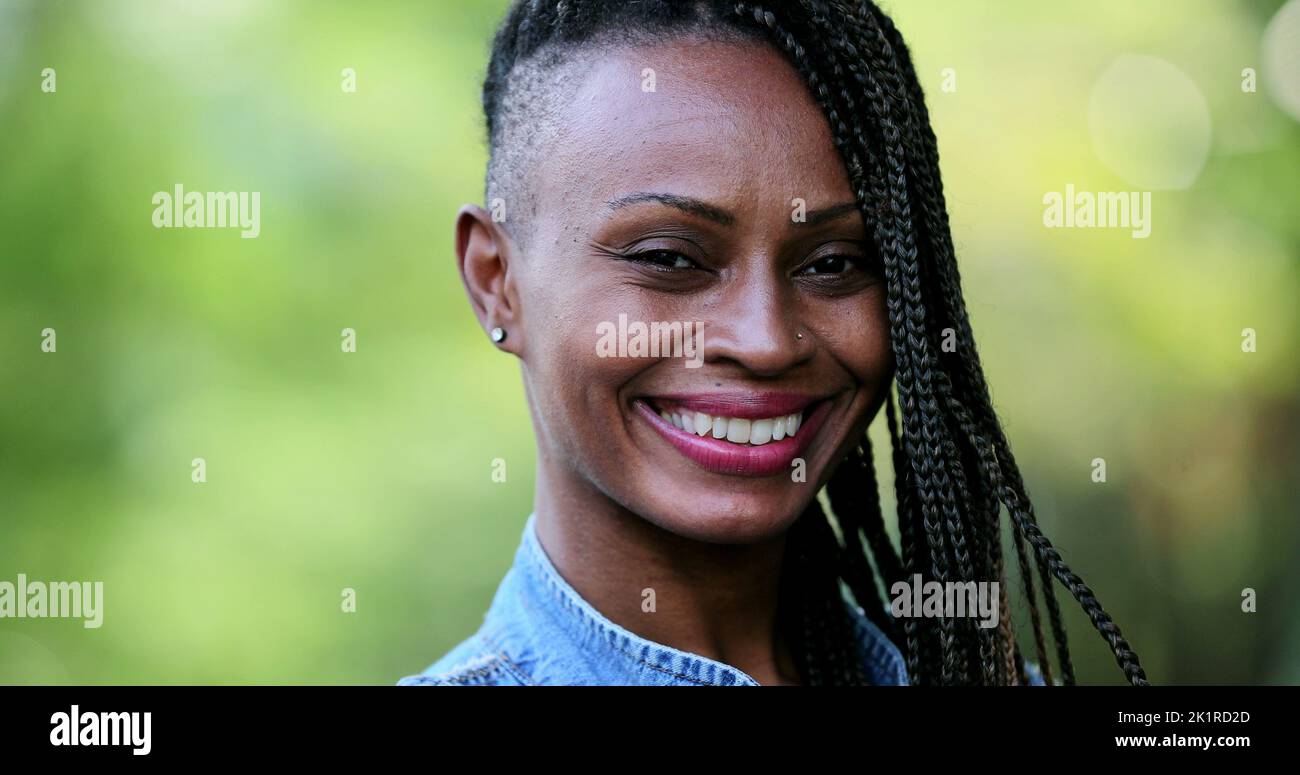 African person portrait smiling standing outside, Black woman Stock ...