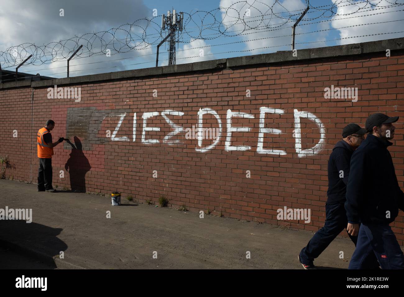 Glasgow Scotland, 20 September 2022. A transport worker paints over anti-monarchy graffiti reading “Lizzie’s deed” (Lizzie’s Dead), which appeared overnight in the Ibrox area of the city, on the day after the funeral of Her Majesty Queen Elizabeth II who died on 8th September, in Glasgow Scotland, 20 September 2022. Photo credit: Jeremy Sutton-Hibbert/Alamy Live News. Stock Photo