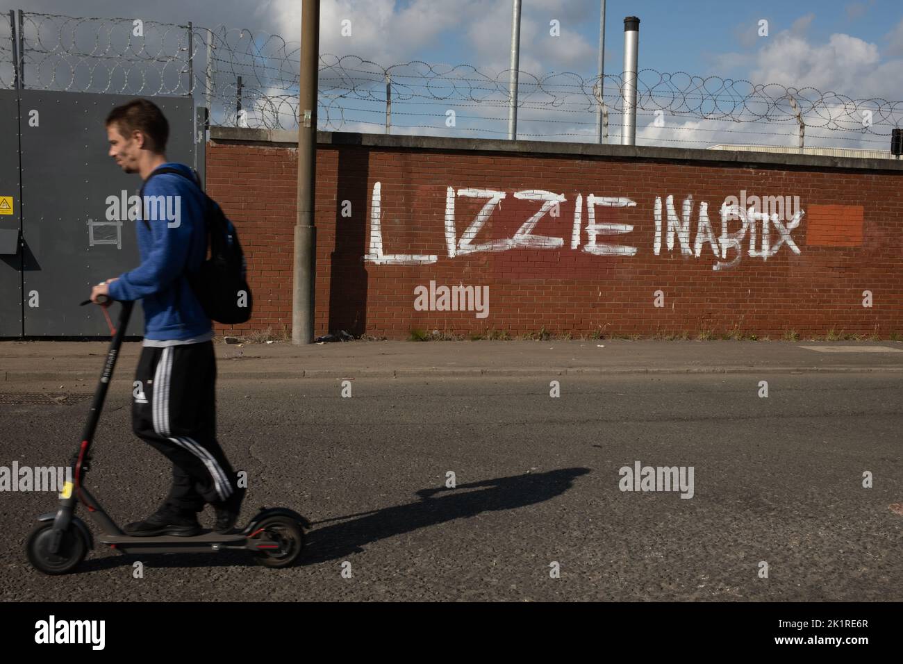 Glasgow Scotland, 20 September 2022. Anti-monarchy graffiti reading “Lizzie in a box”, which appeared overnight in the Ibrox area of the city, on the day after the funeral of Her Majesty Queen Elizabeth II who died on 8th September, in Glasgow Scotland, 20 September 2022. Photo credit: Jeremy Sutton-Hibbert/Alamy Live News. Stock Photo