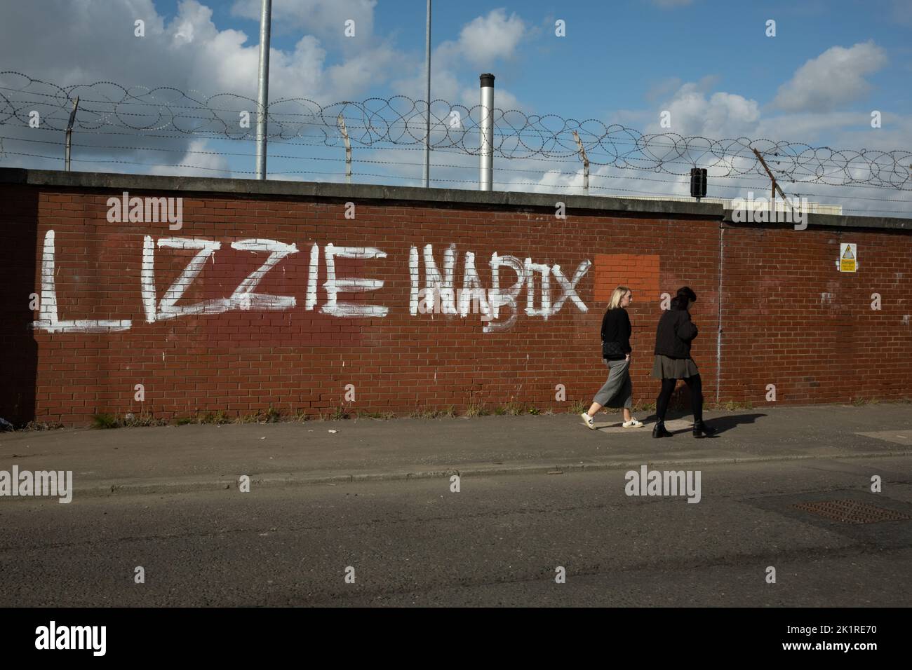 Glasgow Scotland, 20 September 2022. Anti-monarchy graffiti reading “Lizzie in a box”, which appeared overnight in the Ibrox area of the city, on the day after the funeral of Her Majesty Queen Elizabeth II who died on 8th September, in Glasgow Scotland, 20 September 2022. Photo credit: Jeremy Sutton-Hibbert/Alamy Live News. Stock Photo