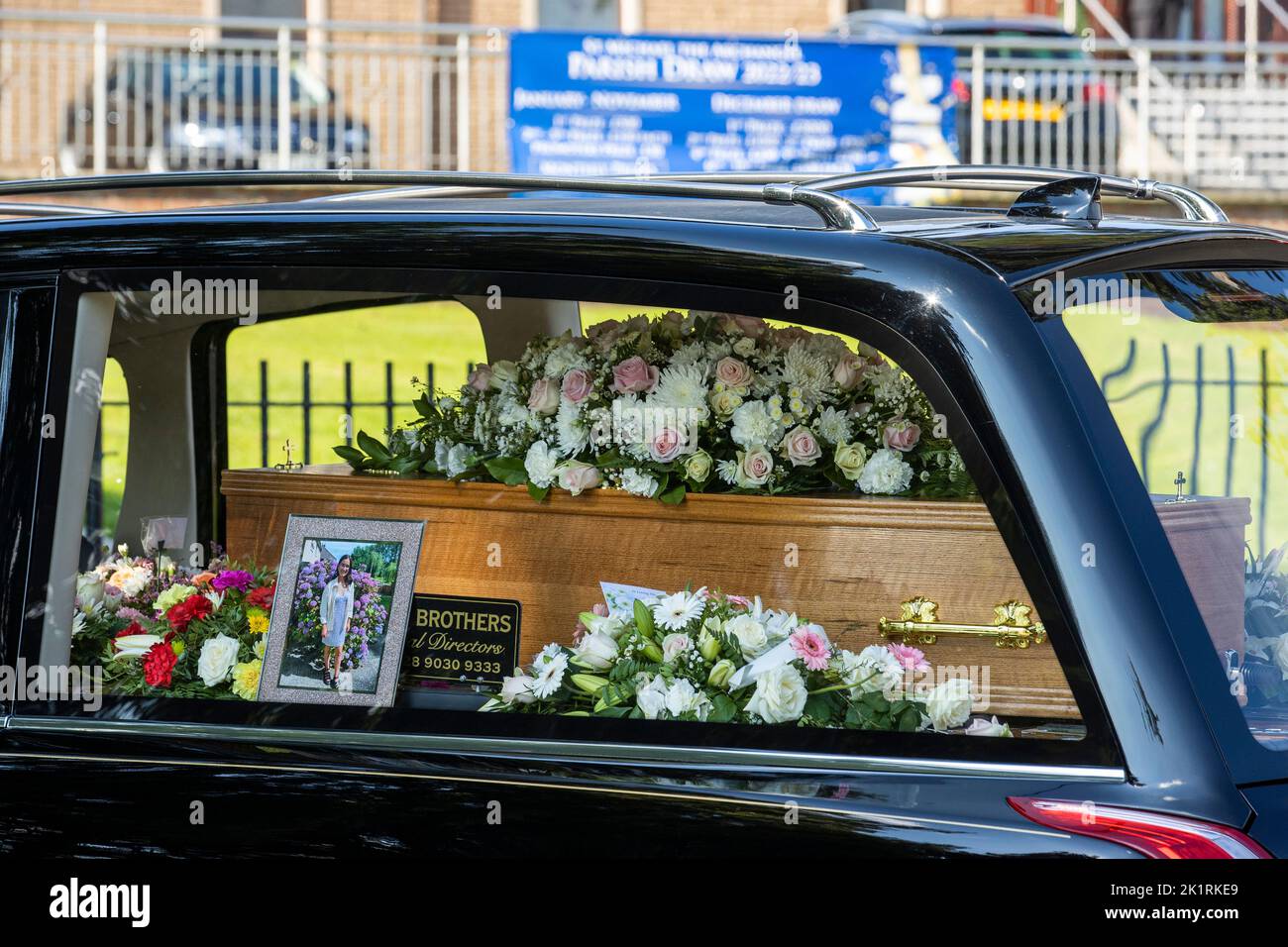 The coffin of Hollie Thomson arrives at St Michael's Church in west Belfast. Picture date: Tuesday September 20, 2022. Stock Photo