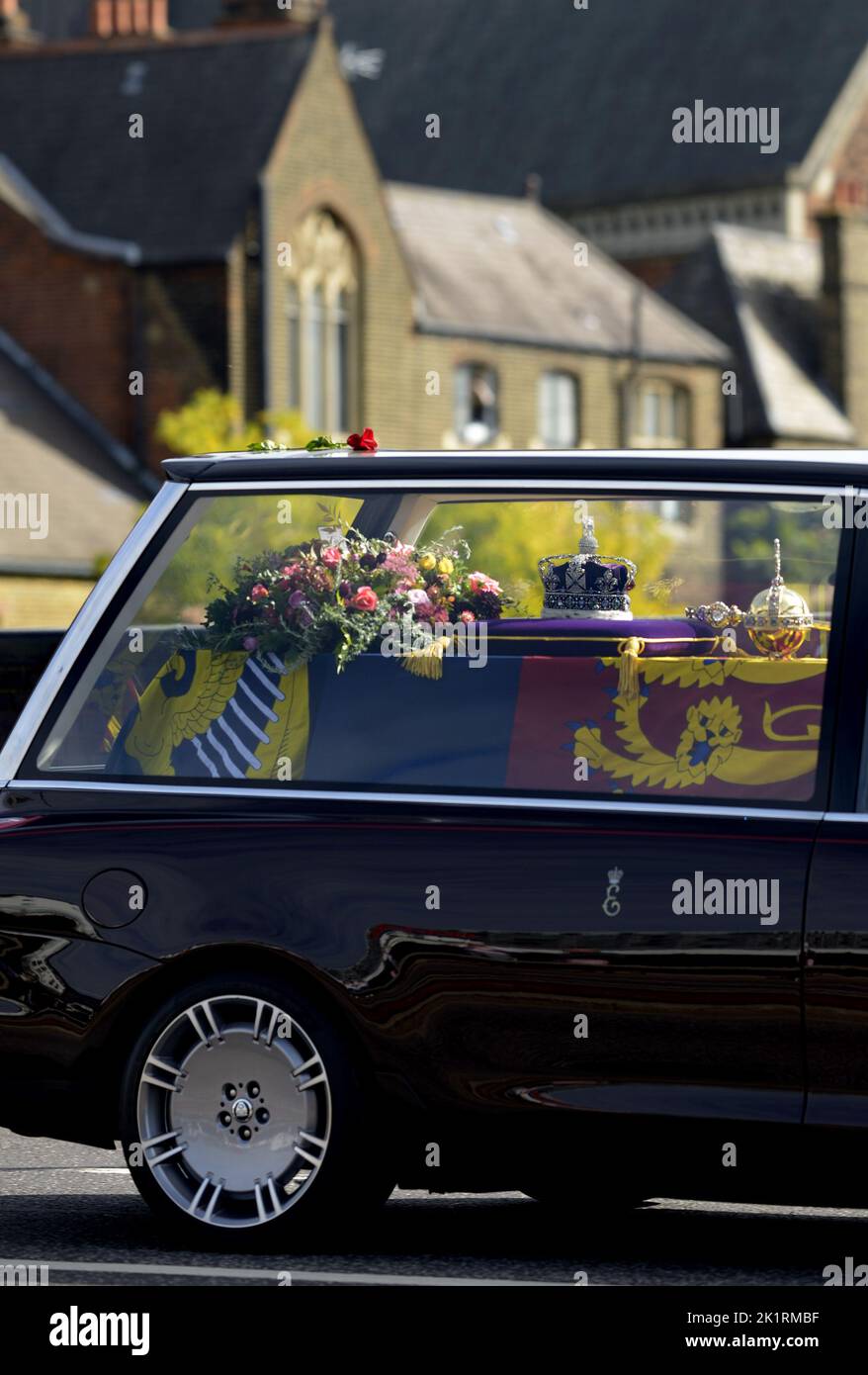London, UK. The day of the State Funeral of Queen Elizabeth II. The hearse carrying the queen's coffin passes along West Cromwell Road, Kensington. 19 Stock Photo