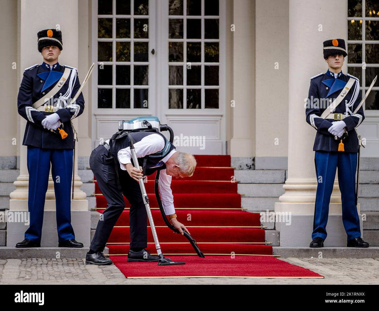 20220920 120737 THE HAGUE Cleaners at Noordeinde Palace. On the