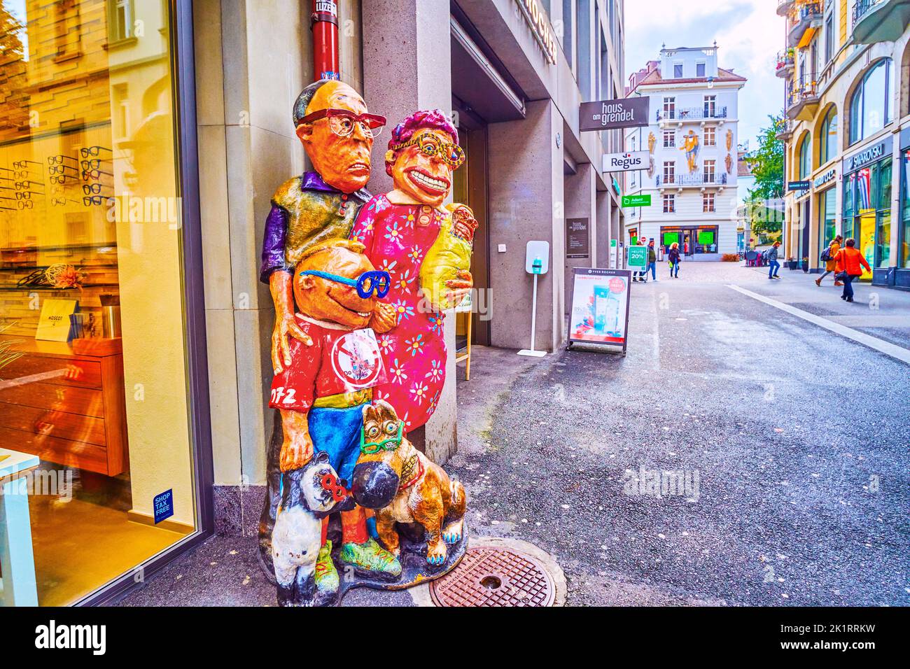 LUCERNE, SWITZERLAND - MARCH 30, 2022: Scenic modern sculpture of the family with kids at the showcase of the store on Grendelgasse, on March 30 in Lu Stock Photo