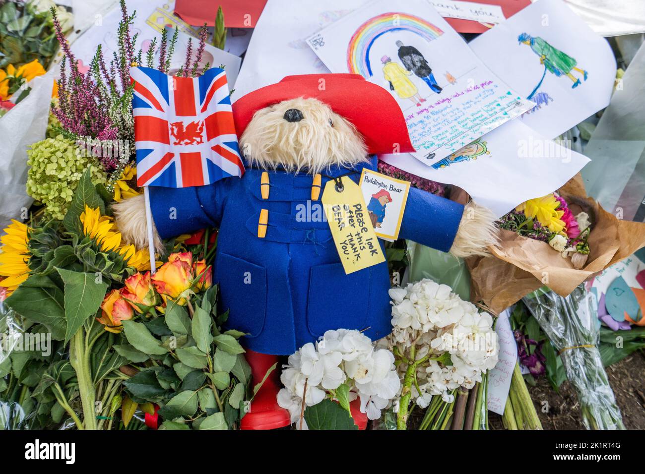 London UK. 20 September 2022. A Paddington bear is placed  in Green Park by members of the public with messages of condolence  as tribute to Queen Elizabeth II .   On Monday 19 September the Queen's coffin was  carried on a gun carriage from Westminster Hall followed by King Charles III and Camilla, Queen Consort after lying in state for four days. which took place will followed by a private interment at St Georges's Chapel in Windsor .Credit: amer ghazzal/Alamy Live News. Stock Photo