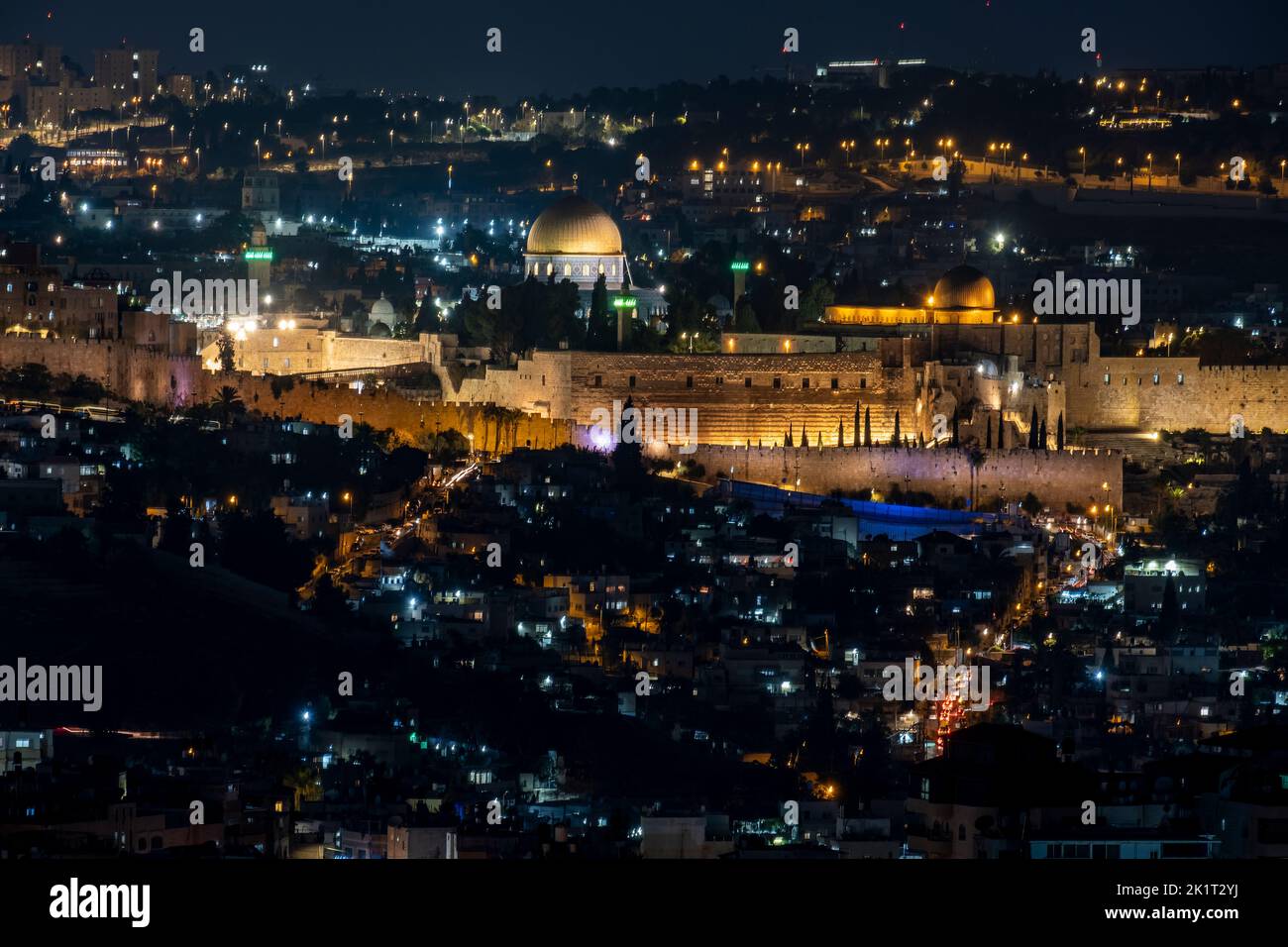 View at twilight of the Dome of the Rock and Al-Aksa Mosque built on top of the Temple Mount, known as the Al Aqsa Compound or Haram esh-Sharif across the Palestinian neighborhood of Silwan in East Jerusalem, Israel Stock Photo