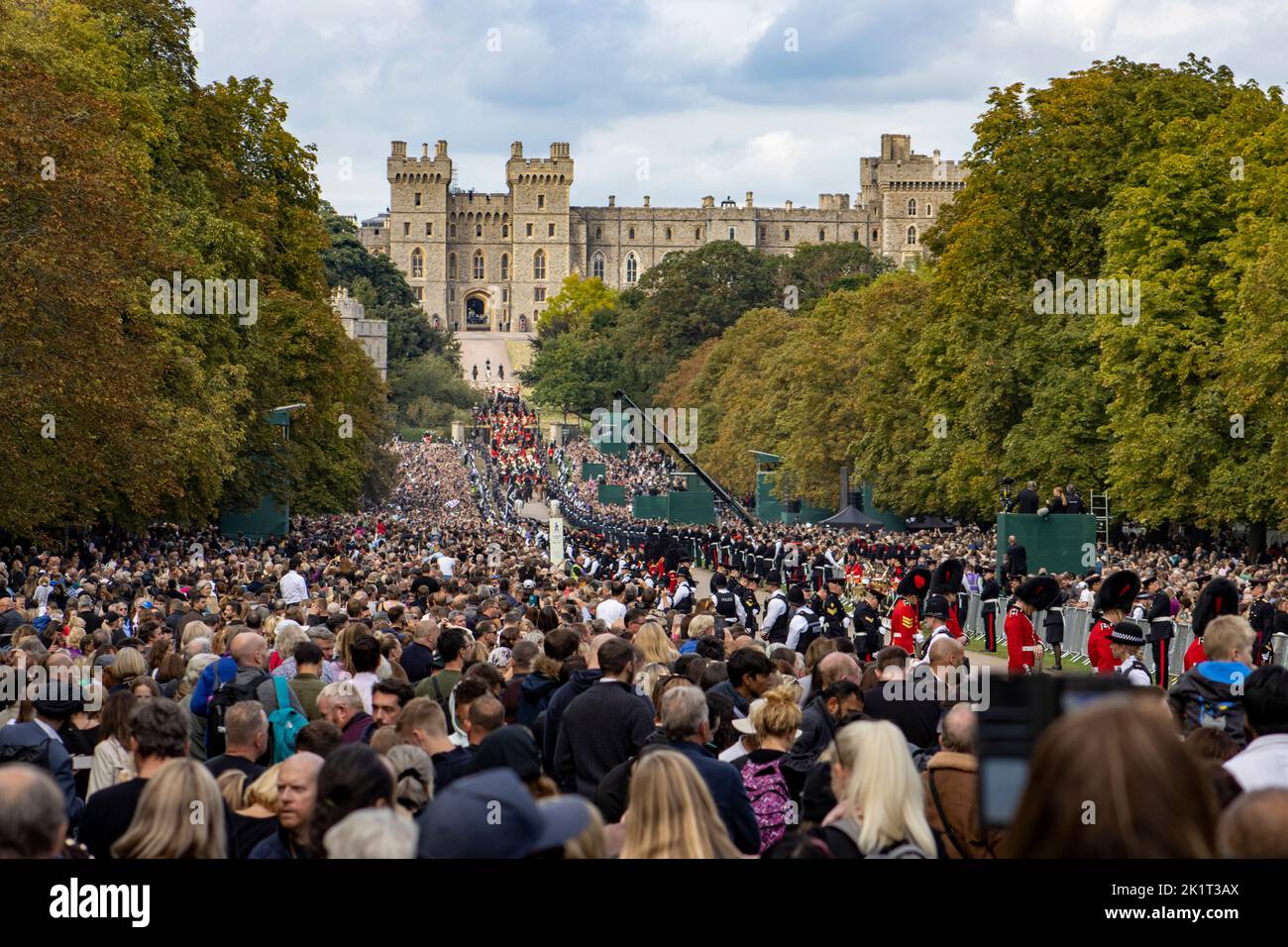 Queens funeral journey to windsor hi-res stock photography and images ...