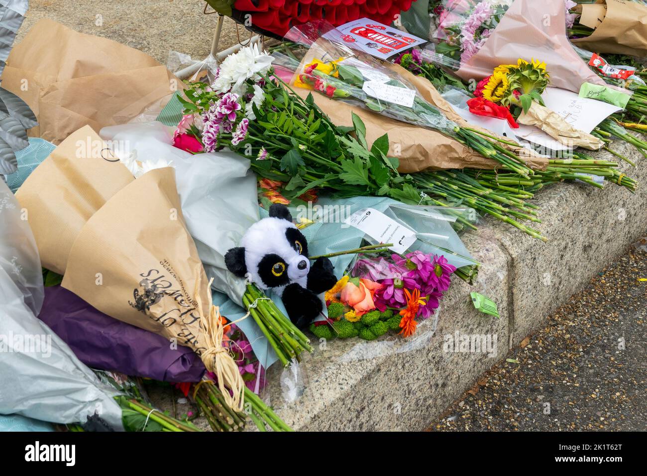 Floral tributes and personal notes in memory of Queen Elizabeth , on September18, 2022 in London, UK Stock Photo