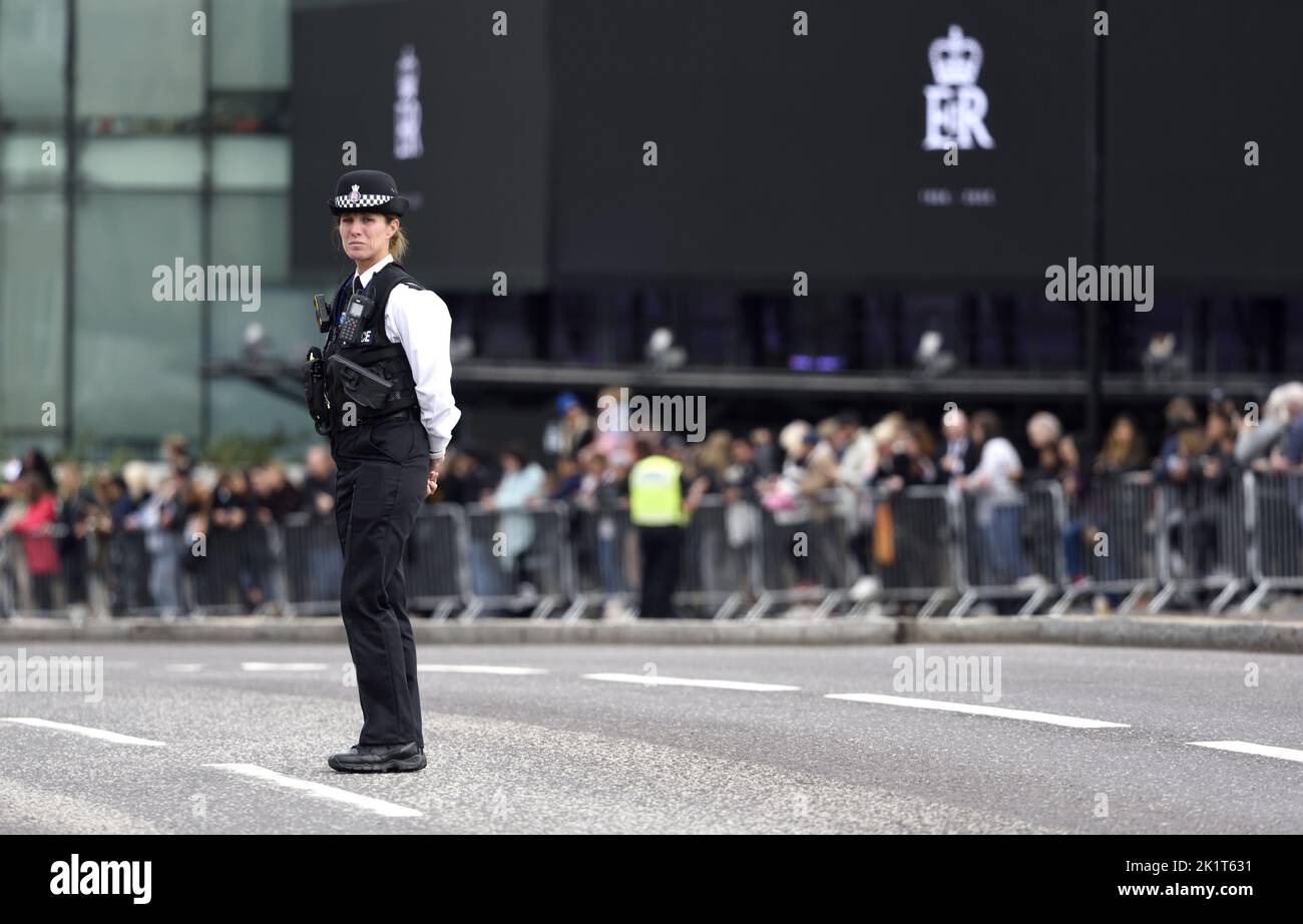 London, UK. The day of the State Funeral of Queen Elizabeth II. One of many police officers lining the route along West Cromwell Road, Kensington. 19 Stock Photo