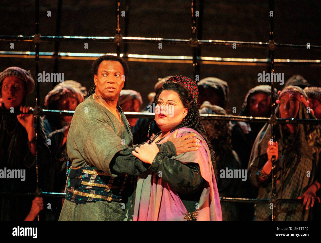 Simon Estes (Amonasro), Sharon Sweet (Aida) in AIDA by Giuseppe Verdi at The Royal Opera, Covent Garden, London WC2 04/12/1995 libretto: Antonio Ghislanzoni conductor: Daniele Gatti design: Michael Yeargan lighting: Howard Harrison choreographer: Kate Flatt director: Elijah Moshinsky Stock Photo
