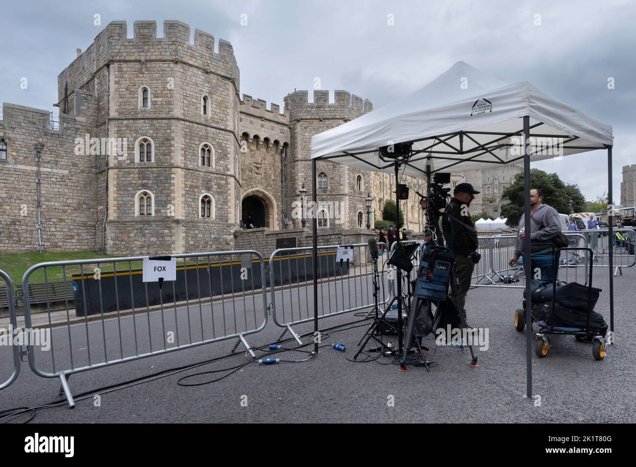 Crew from Fox and CBS television station prepare their equipment under a party tent behind crush barriers in front of Windsor Castle. Death Queen Stock Photo