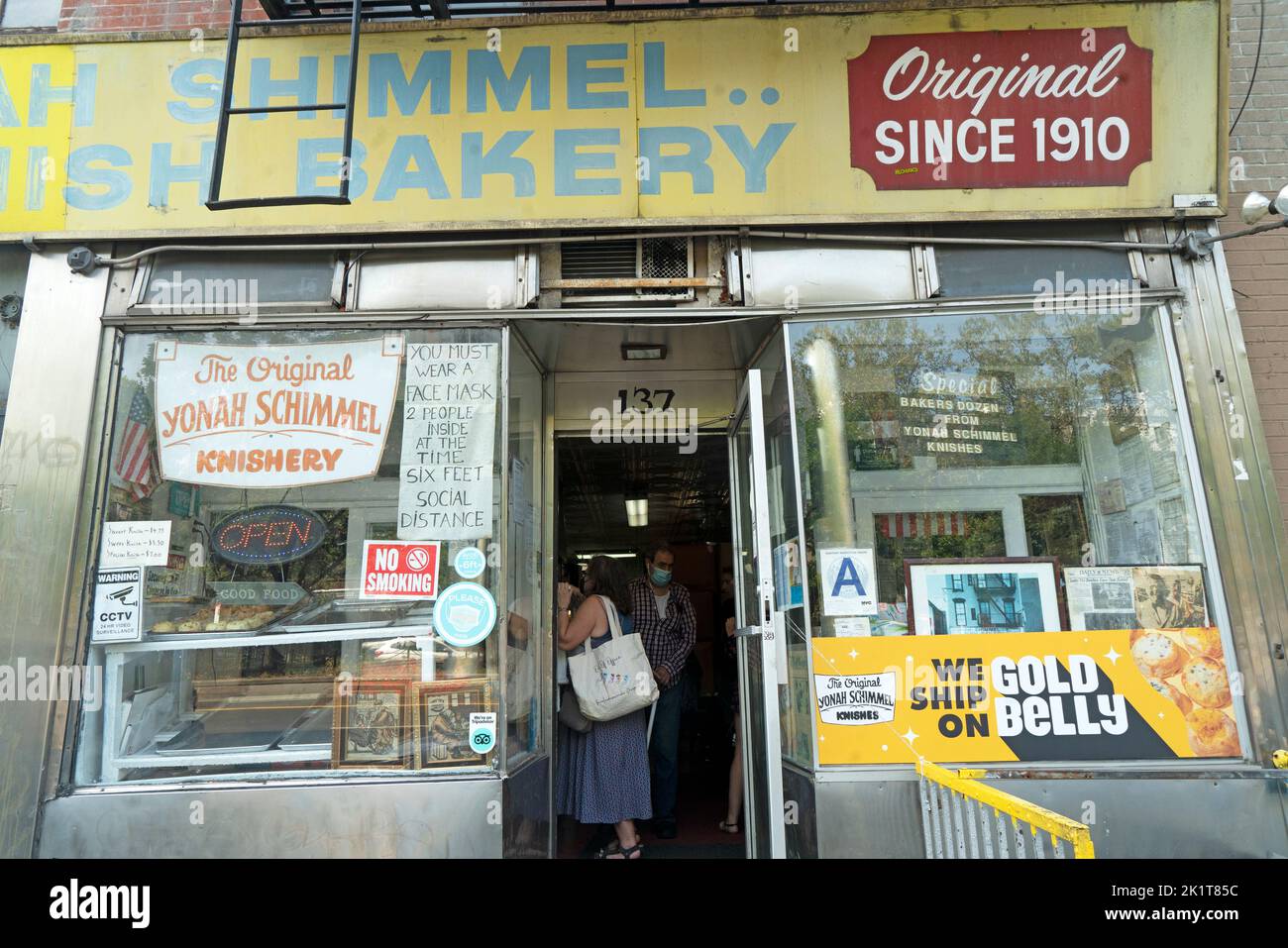 The Yonah Schimmel knish bakery has been at 137 East Houston St. on Manhattan's Lower East Side since 1910 when the area was crowded with immigrants. Stock Photo
