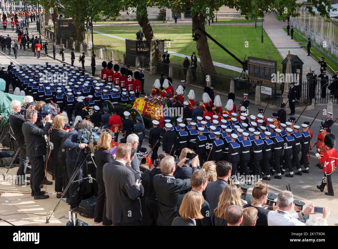 The Funeral of Queen Elizabeth 2, Westminster Abbey. members of the press watch the funeral cortege leaving Westminster Abbey en route to parliament Square after the funeral of Queen Elizabeth Stock Photo