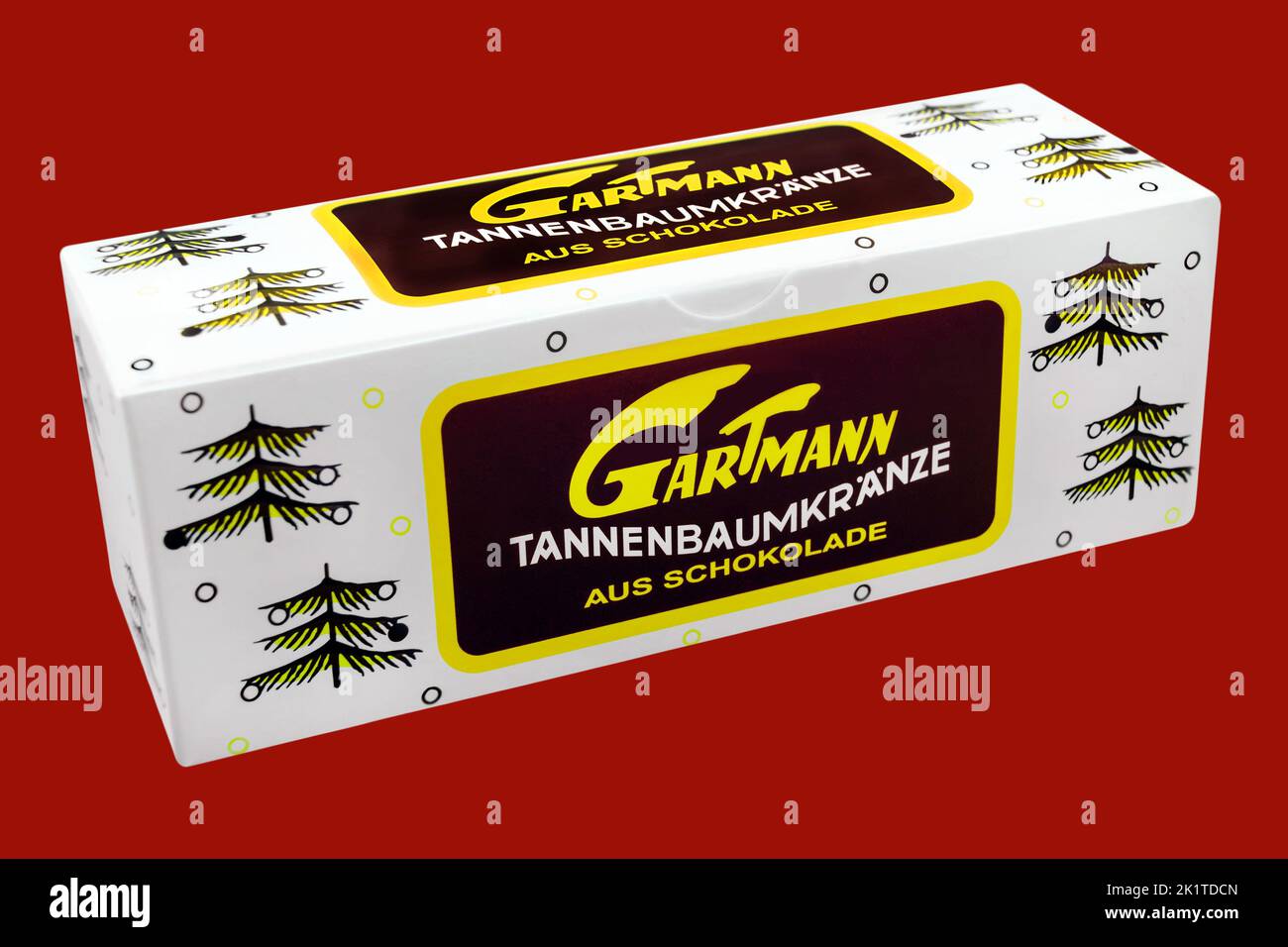 Gartmann Tannenbaumkränze aus Schokolade mit Verpackung auf rotem  Hintergrund Stock Photo