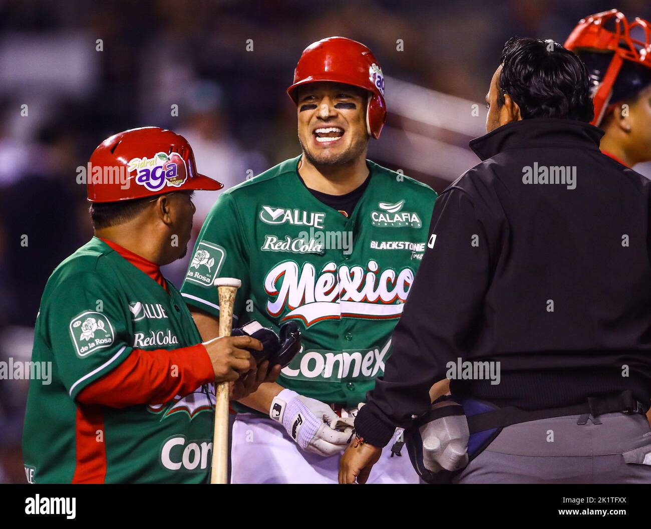 Joey Meneses de los Tomateros de Culiacan de Mexico señala un cimmilli ...