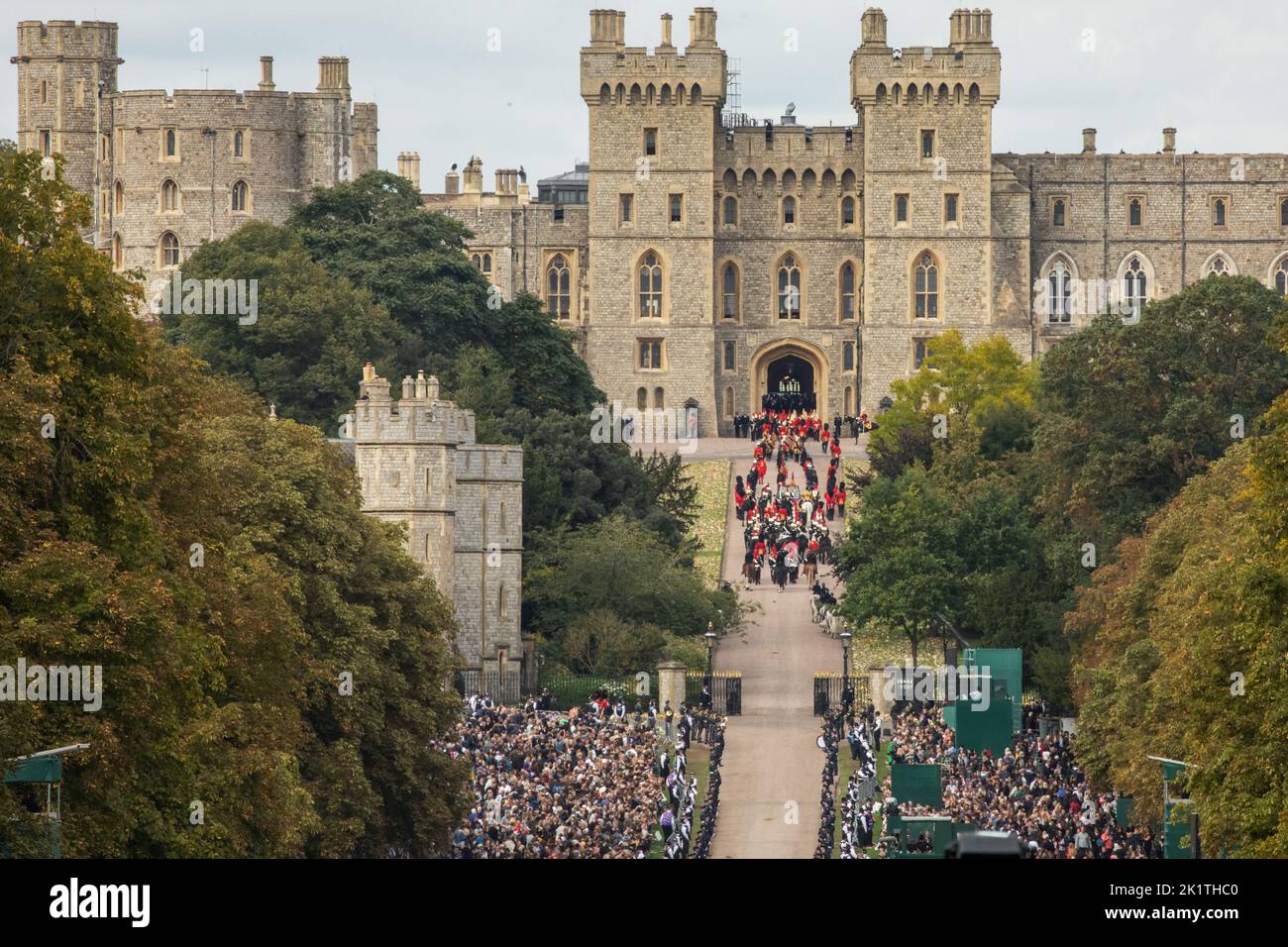 Windsor, UK. 19th September, 2022. The procession of Queen Elizabeth II's coffin carried in the State Hearse enters Cambridge Gate for a Committal Service in St George’s Chapel. Queen Elizabeth II, the UK's longest-serving monarch, died at Balmoral aged 96 on 8th September 2022 after a reign lasting 70 years. Credit: Mark Kerrison/Alamy Live News Stock Photo