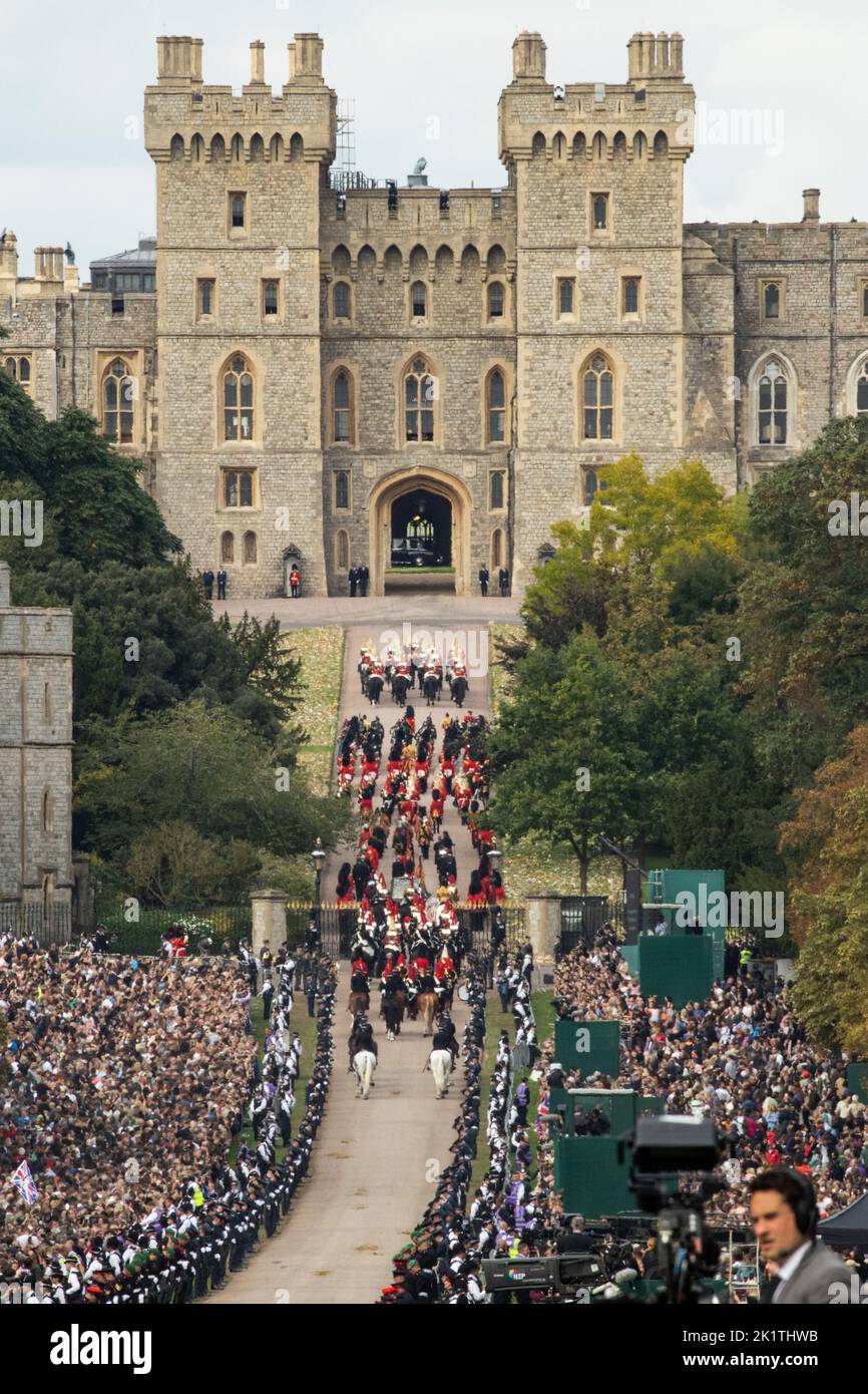 Windsor, UK. 19th September, 2022. The procession of Queen Elizabeth II's coffin carried in the State Hearse enters Cambridge Gate for a Committal Service in St George’s Chapel. Queen Elizabeth II, the UK's longest-serving monarch, died at Balmoral aged 96 on 8th September 2022 after a reign lasting 70 years. Credit: Mark Kerrison/Alamy Live News Stock Photo