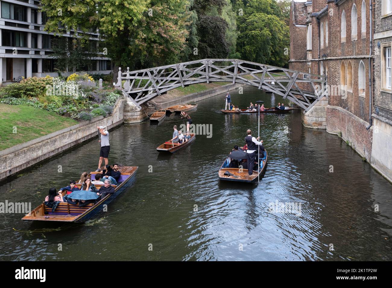 Punting on the River Cam under the famous historic wooden mathematical bridge at Cambridge University, Cambridgeshire. Cambridge University icon Stock Photo
