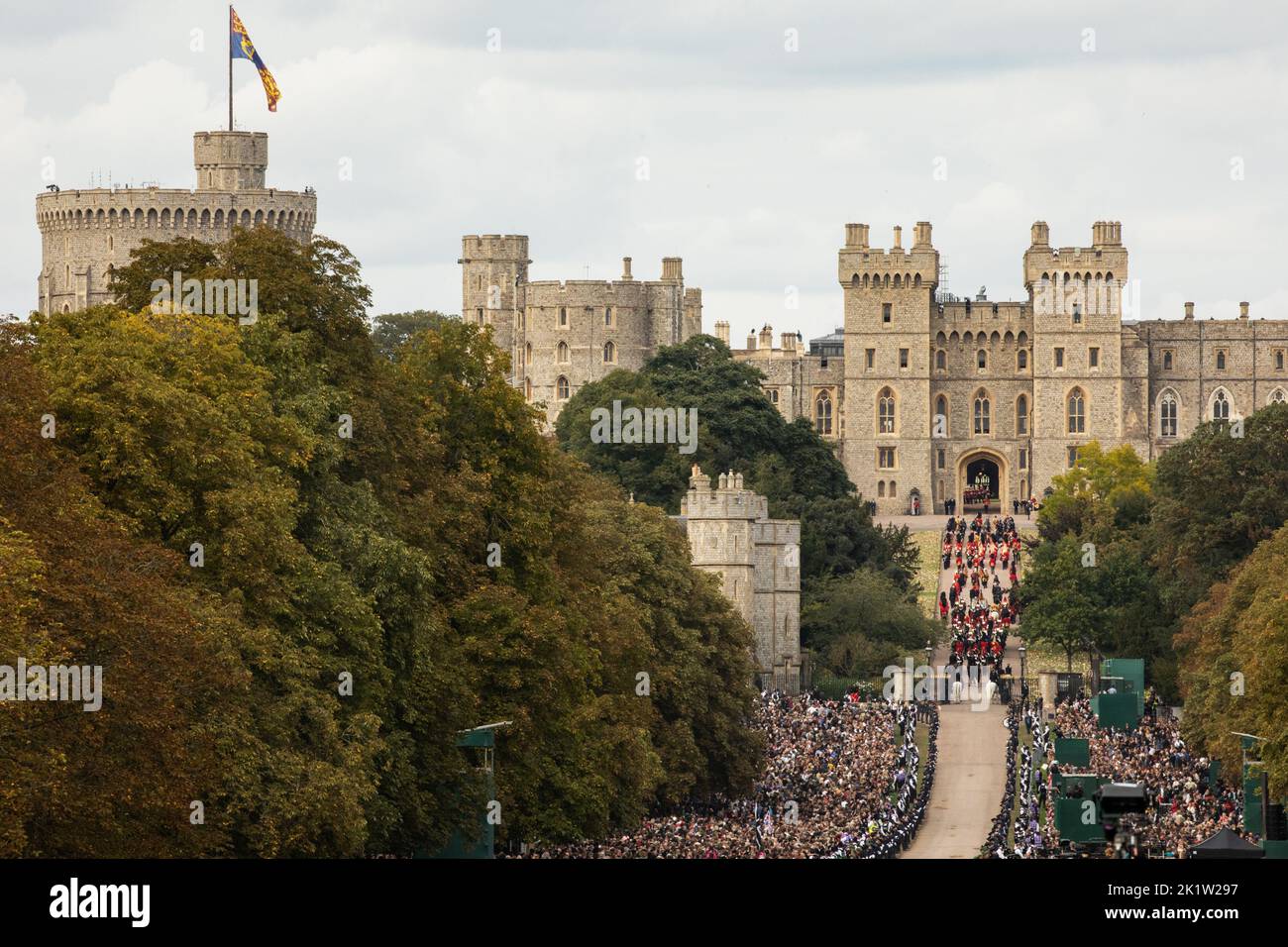Windsor, UK. 19th September, 2022. Thousands of mourners line the Long Walk in Windsor Great Park to view the procession of Queen Elizabeth II's coffin carried in the State Hearse to St George’s Chapel for the Committal Service. Queen Elizabeth II, the UK's longest-serving monarch, died at Balmoral aged 96 on 8th September 2022 after a reign lasting 70 years. Credit: Mark Kerrison/Alamy Live News Stock Photo