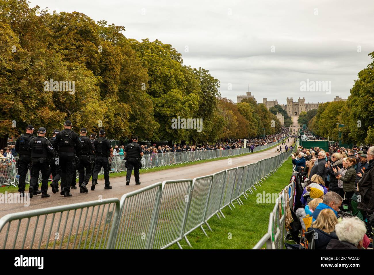 Windsor, UK. 19th September, 2022. Mourners applaud heavily armed police officers on the Long Walk in Windsor Great Park prior to the procession of Queen Elizabeth II's coffin to St George’s Chapel for the Committal Service. Queen Elizabeth II, the UK's longest-serving monarch, died at Balmoral aged 96 on 8th September 2022 after a reign lasting 70 years. Credit: Mark Kerrison/Alamy Live News Stock Photo