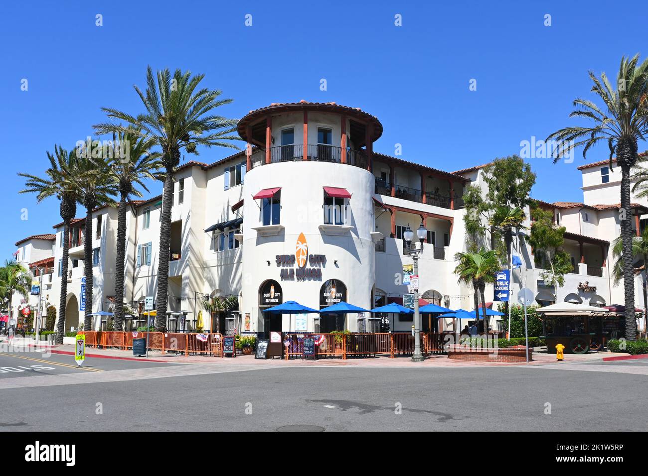 HUNTINGTON BEACH, CALIFORNIA, 19 SEPT 2022: The Surf City Ale House on Main Street. Stock Photo