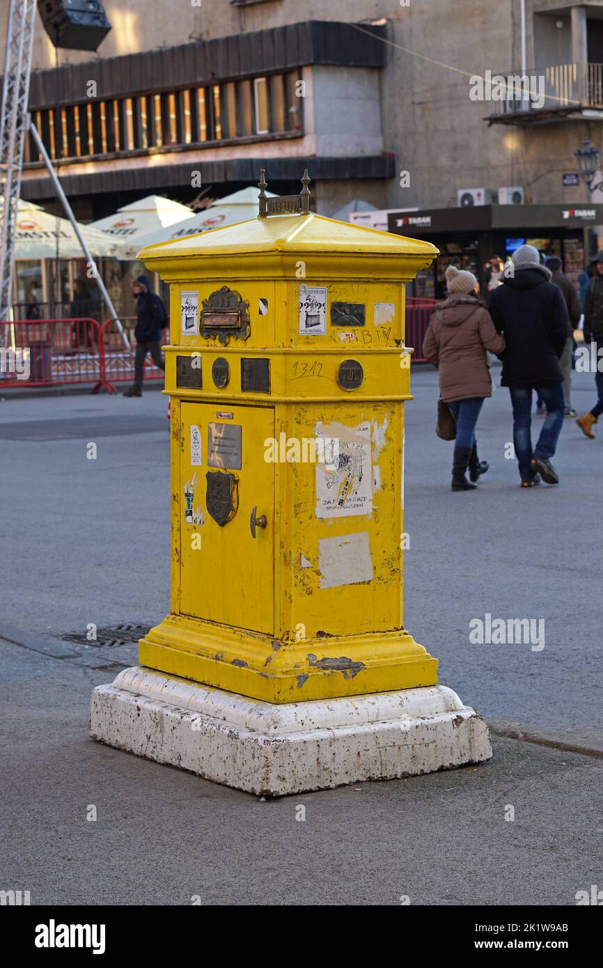 Yellow post box hi-res stock photography and images - Alamy