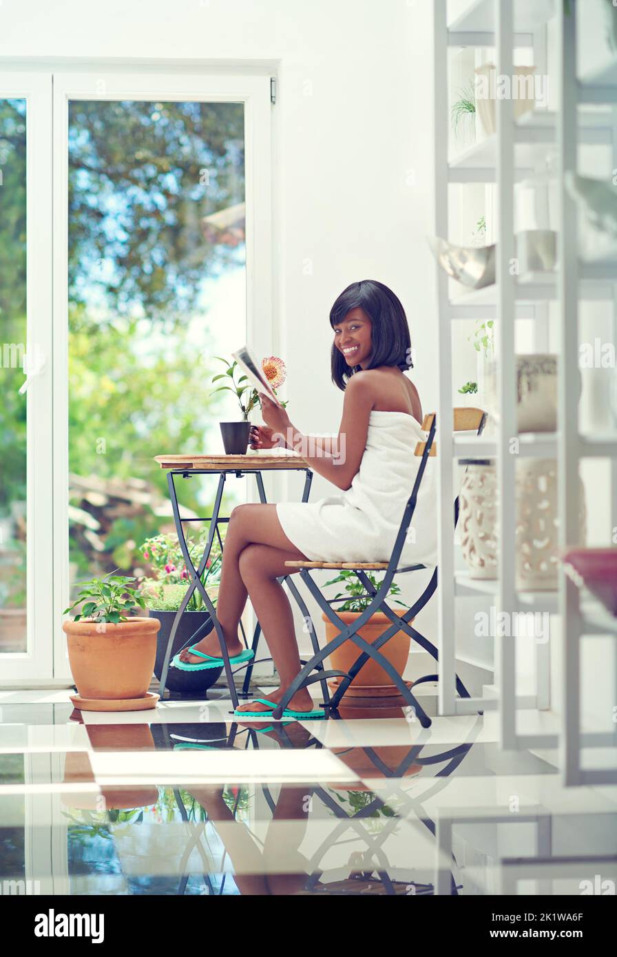 African woman reading a book hi-res stock photography and images - Alamy