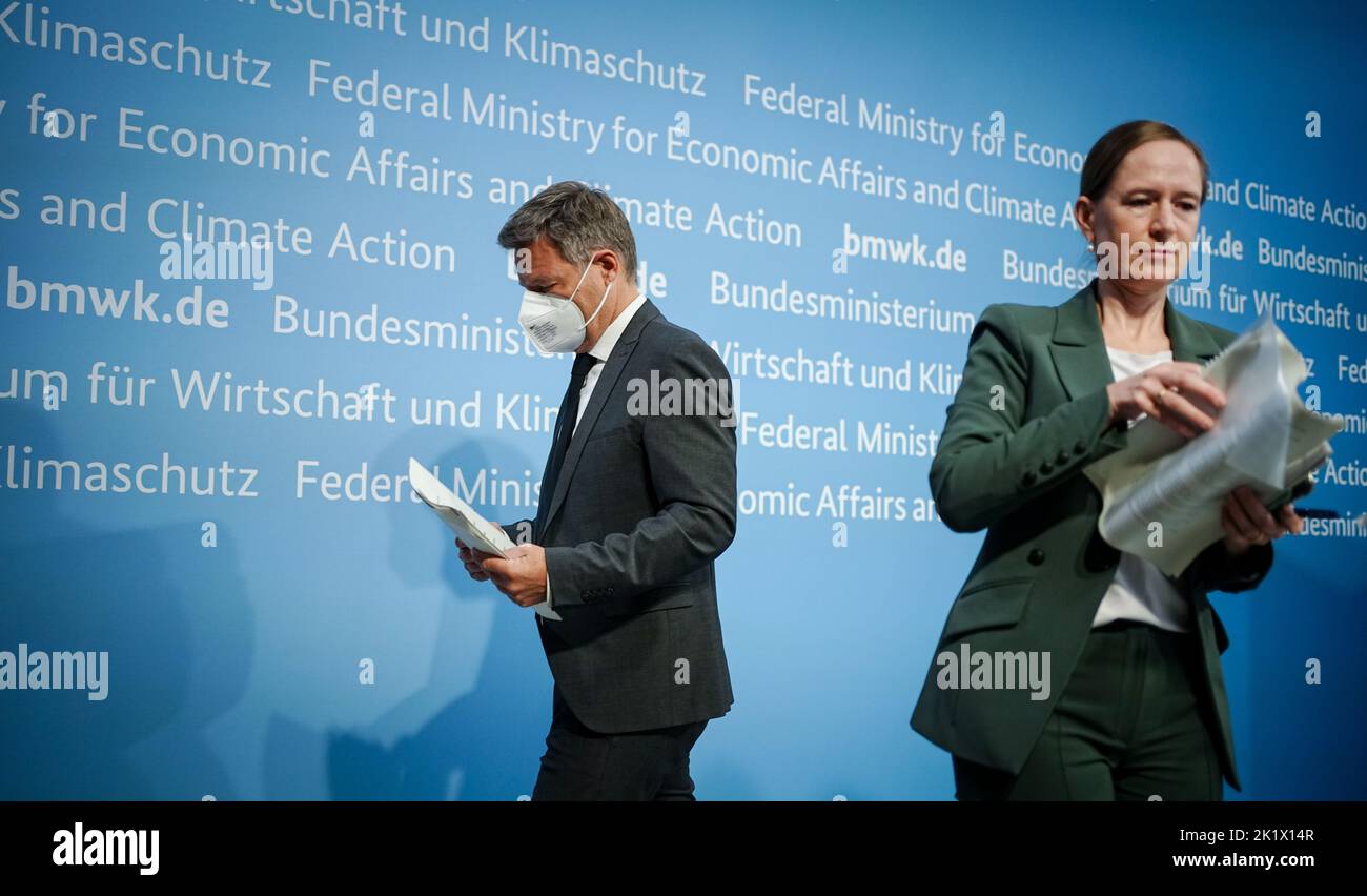 Berlin, Germany. 21st Sep, 2022. Robert Habeck (Bündnis 90/Die Grünen), Federal Minister for Economic Affairs and Climate Protection, leaves the press conference on the takeover of gas importer Uniper by the German government behind spokeswoman Nicola Kabel. Against the backdrop of the Russian gas supply freeze, the federal government becomes majority shareholder in Germany's largest gas importer Uniper. Credit: Kay Nietfeld/dpa/Alamy Live News Stock Photo