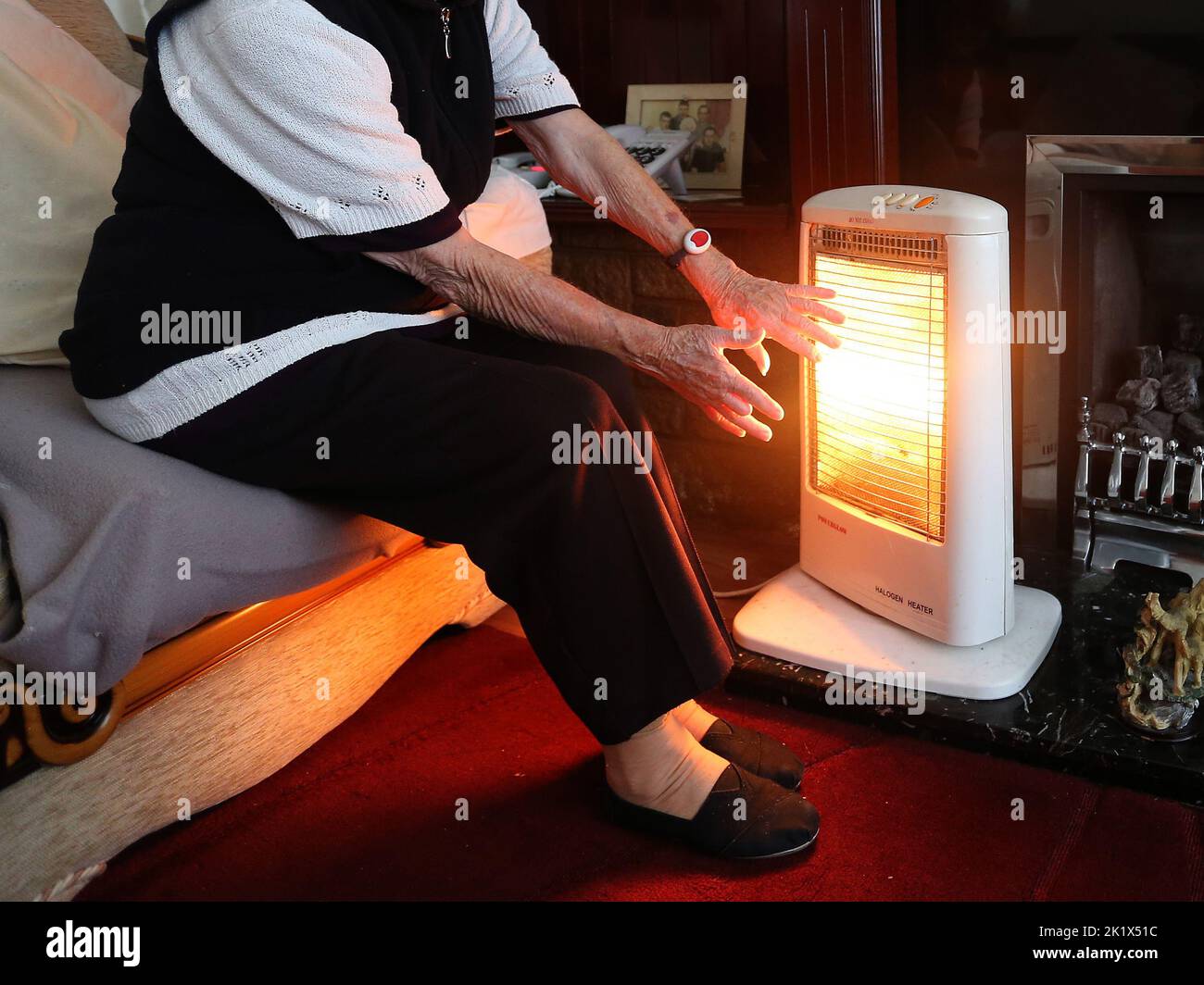 File photo dated 19/11/14 of an elderly lady with her electric fire on at home. Business Secretary Jacob Rees-Mogg is to set out details of a major Government support package for businesses - running to tens of billions of pounds - to ease the pain of soaring energy bills through the winter. Issue date: Wednesday September 21, 2022. Stock Photo