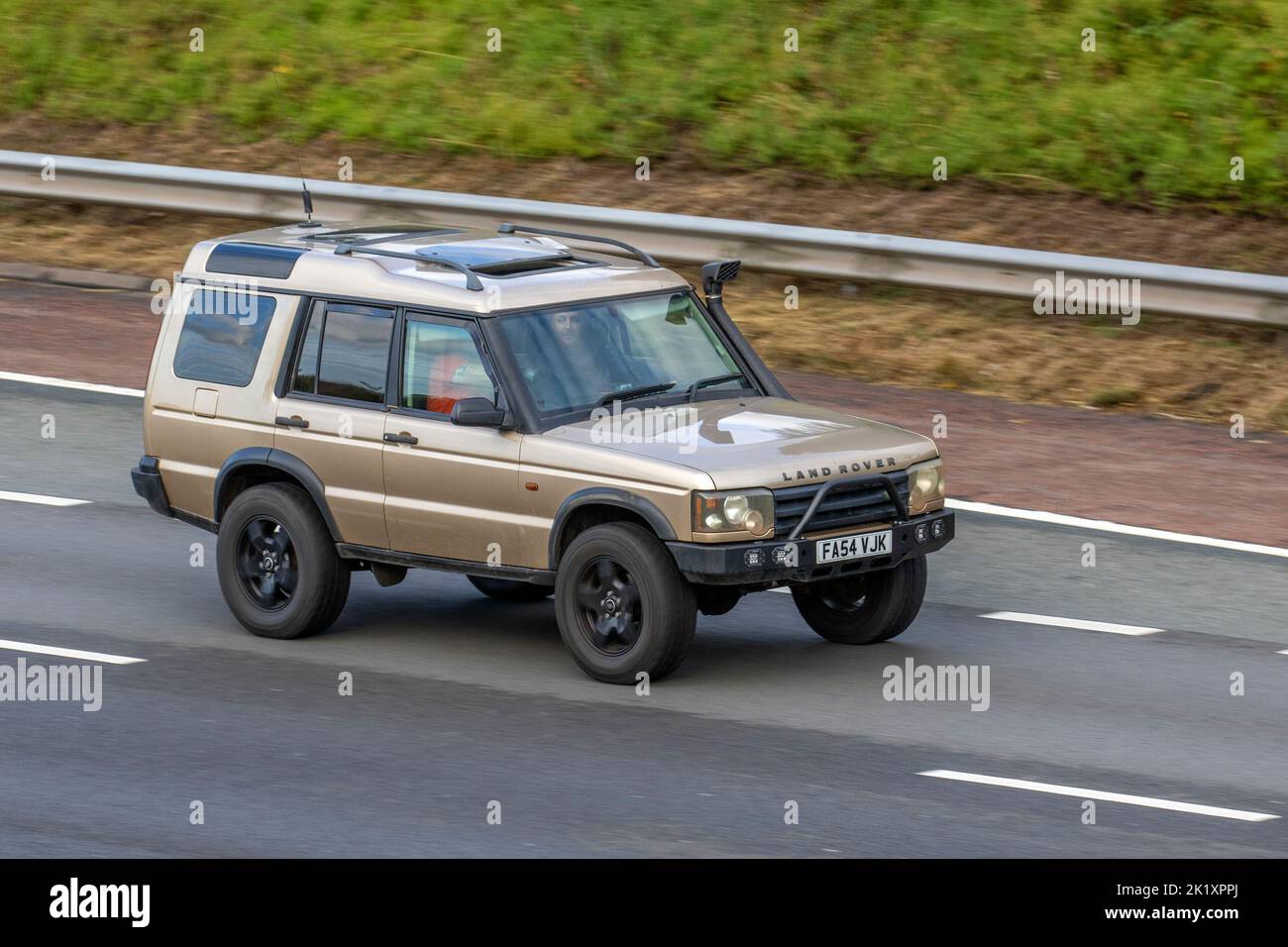 2004 Maya Gold LAND ROVER DISCOVERY 2495cc turbo diesel automatic 5-speed manual; travelling on the M6 motorway UK Stock Photo