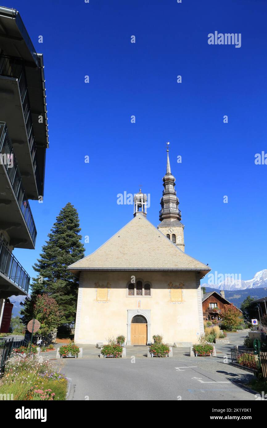 L'église Saint-Nicolas de Combloux et son clocher à bulbe. Combloux. Haute-Savoie. Auvergne-Rhône-Alpes. France. Europe. Stock Photo