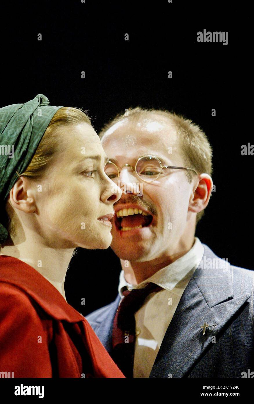 Emma Fielding (Isabella), Daniel Evans (Angelo) in MEASURE FOR MEASURE by Shakespeare at the Royal Shakespeare Company (RSC), Royal Shakespeare Theatre, Stratford-upon-Avon, England 02/05/2003 design: Anthony Lamble lighting: Tim Mitchell director: Sean Holmes Stock Photo