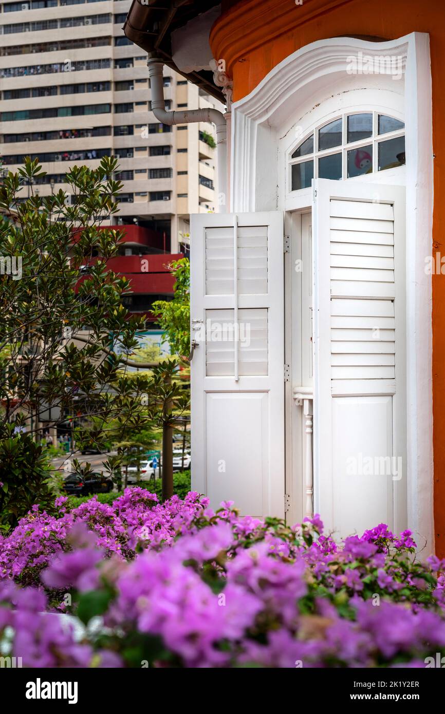 Colourful building facade of fully preserved heritage shops and houses in Singapore's Chinatown. Singapore Stock Photo