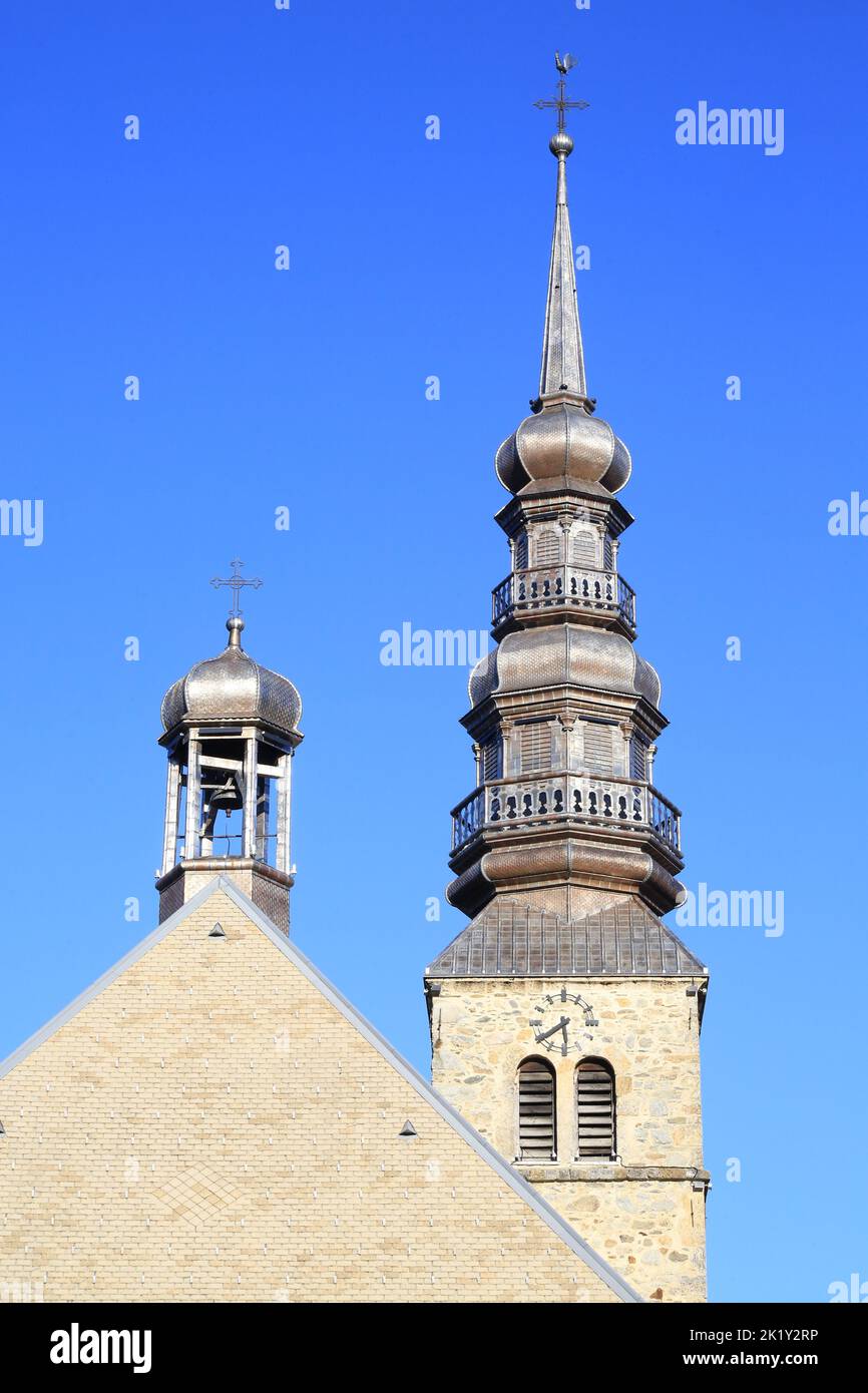 L'église Saint-Nicolas de Combloux et son clocher à bulbe classé au titre des monuments historiques en 1971. Combloux. Haute-Savoie. Auvergne-Rhône-Al Stock Photo