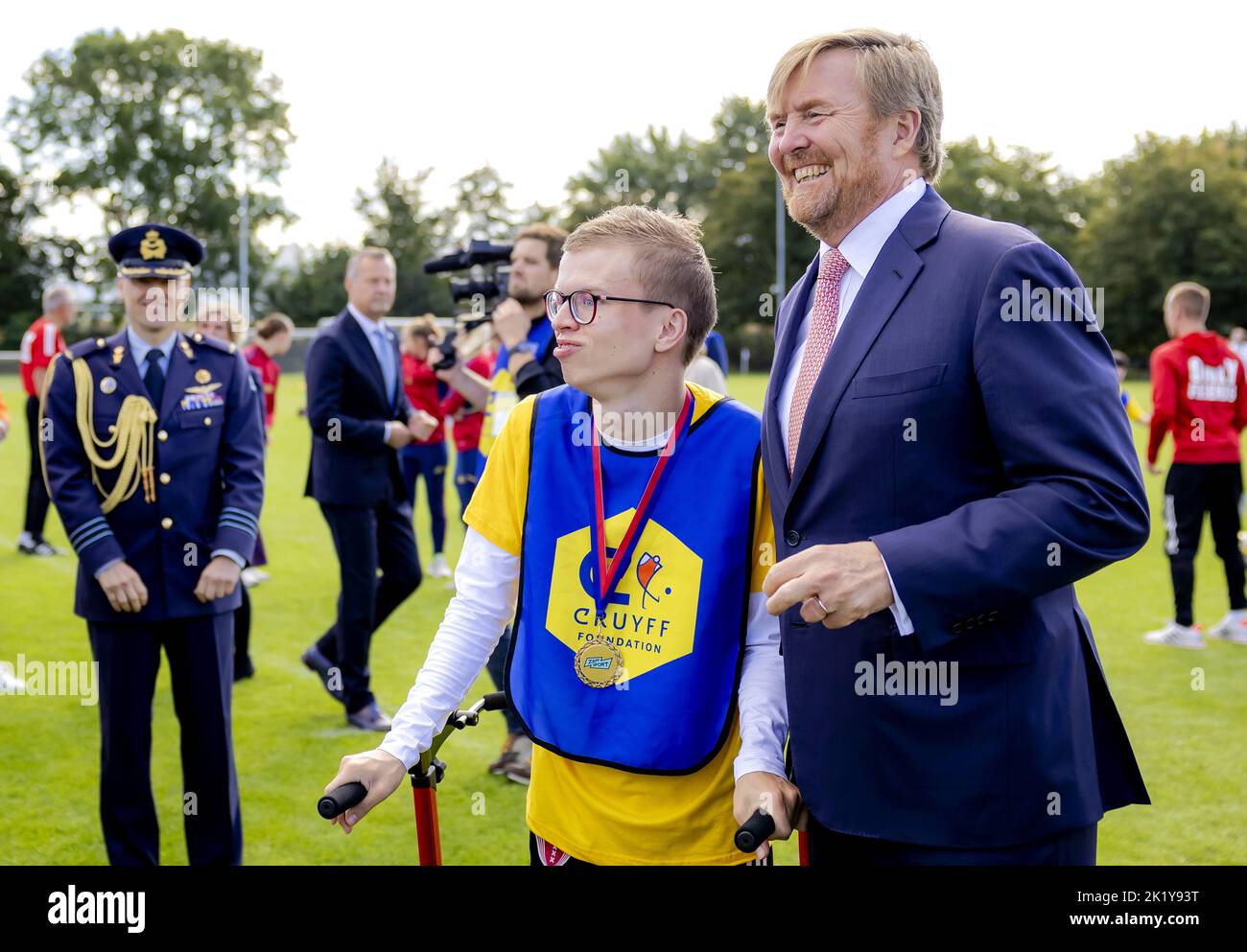 2022-09-21 13:33:23 AMSTERDAM - King Willem-Alexander visits the Cruyff Foundation Open Day at Sports Complex De Toekomst. The king toured the sports field and spoke with children, sports providers and ambassadors. ANP ROBIN VAN LONKHUIJSEN netherlands out - belgium out Stock Photo