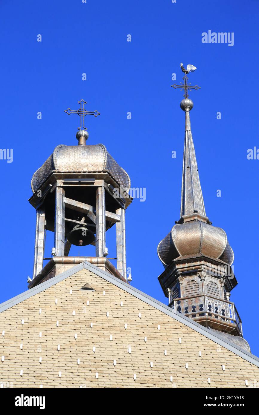 L'église Saint-Nicolas de Combloux et son clocher à bulbe classé au titre des monuments historiques en 1971. Combloux. Haute-Savoie. Auvergne-Rhône-Al Stock Photo