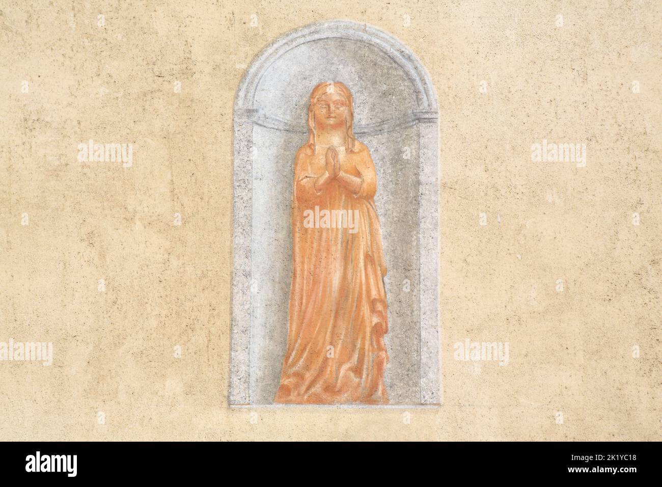 Vierge-Marie. Peinture sur la façade de l'église Saint-Nicolas de Combloux. Combloux. Haute-Savoie. Auvergne-Rhône-Alpes. France. Europe. Stock Photo