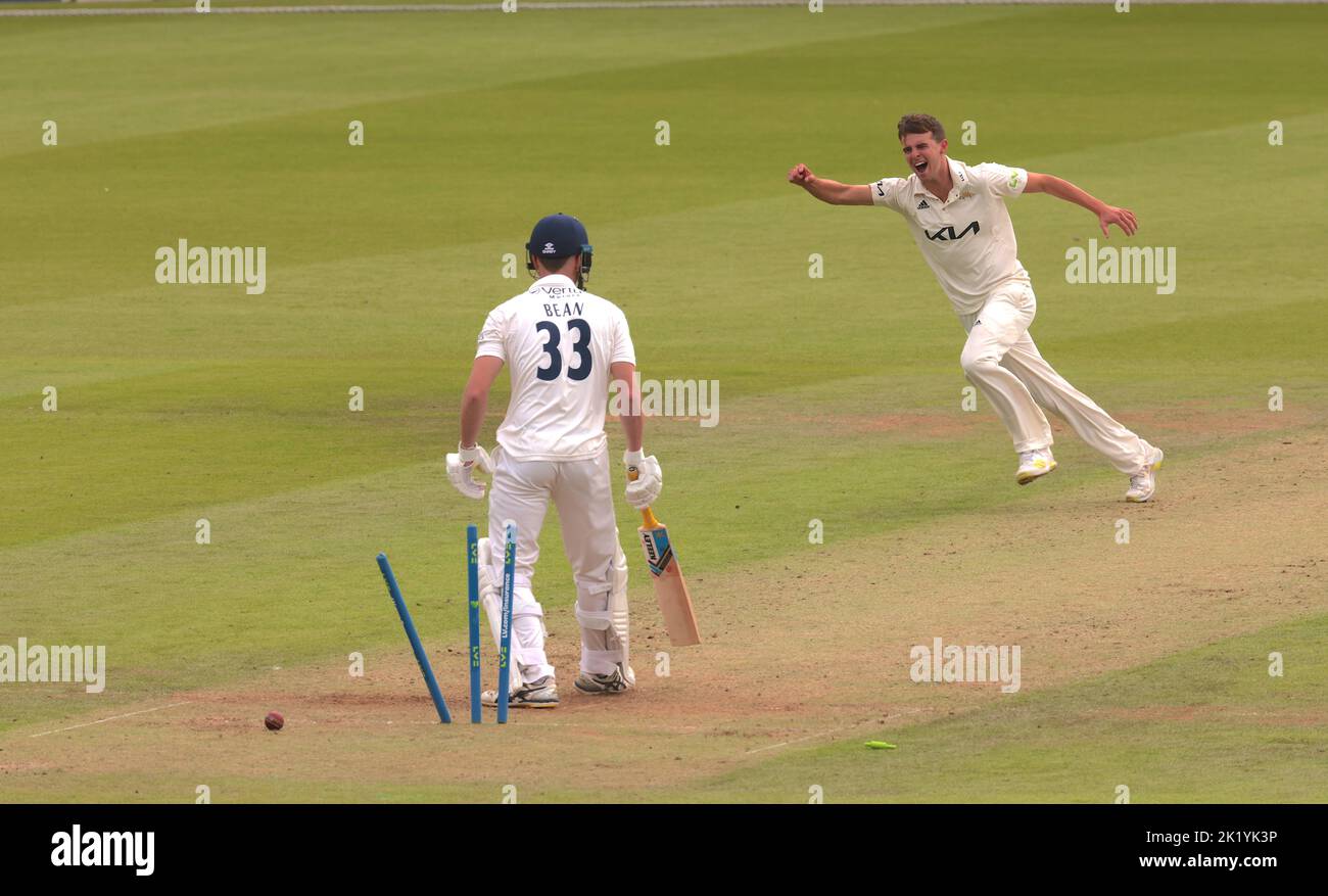 21 September, 2022. London, UK. Surrey’s Tom Lawes bowls Finlay Bean as Surrey take on Yorkshire in the County Championship at the Kia Oval, day two. David Rowe/Alamy Live News Stock Photo