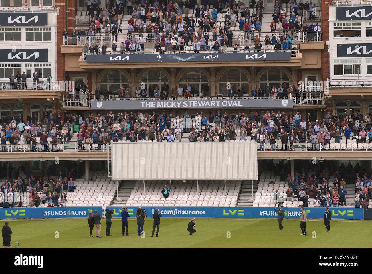 21 September, 2022. London, UK. The crowd rise and clap Micky Stewart on to the pitch to be presented with the ‘key to the Oval’ as Surrey take on Yorkshire in the County Championship at the Kia Oval, day two. David Rowe/Alamy Live News Stock Photo