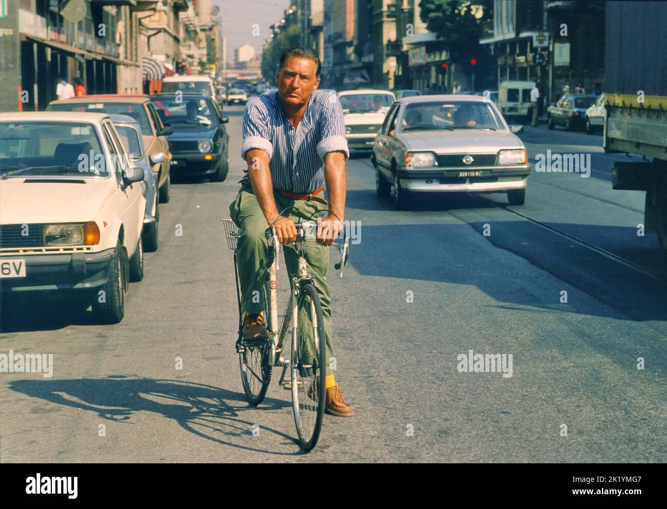 - Il pittore Emilio Tadini (1927-2002) in giro per la città in bicicletta (Milano, 1990)   - The painter Emilio Tadini (1927-2002) cycling around the city (Milan, 1990) Stock Photo
