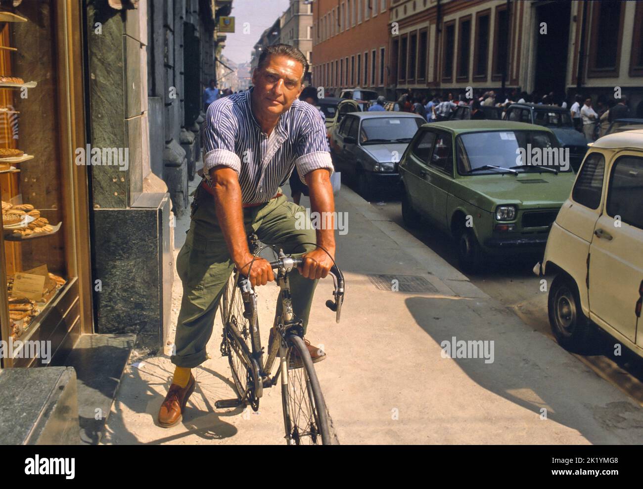 - Il pittore Emilio Tadini (1927-2002) in giro per la città in bicicletta (Milano, 1990)   - The painter Emilio Tadini (1927-2002) cycling around the city (Milan, 1990) Stock Photo