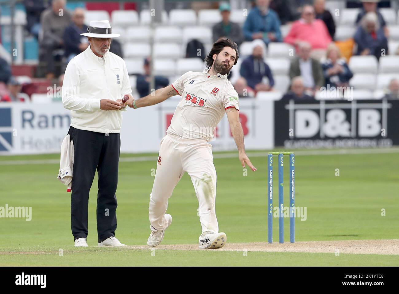 Shane Snater in bowling action for Essex during Essex CCC vs Lancashire CCC, LV Insurance County Championship Division 1 Cricket at The Cloud County G Stock Photo