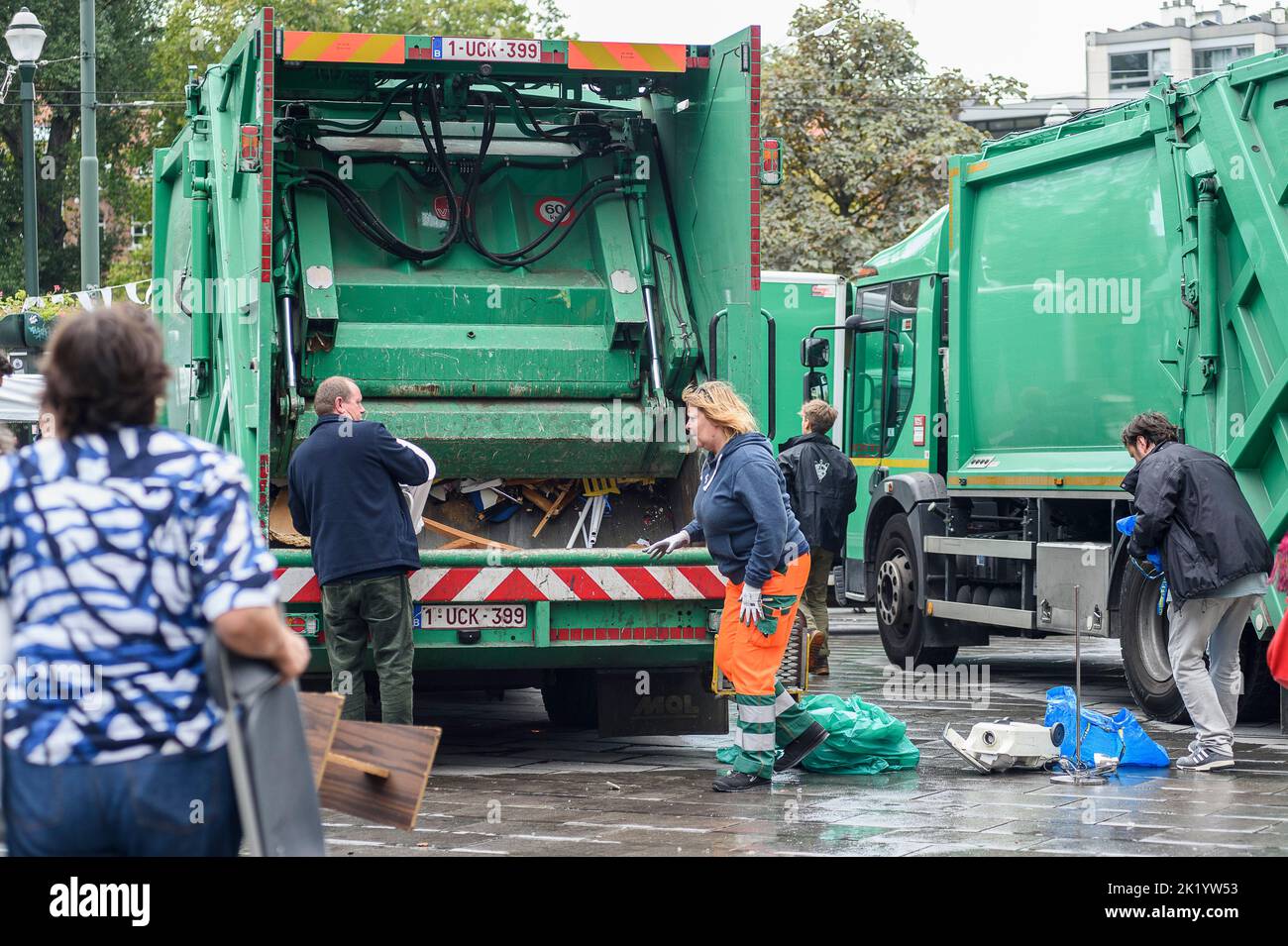 Garbage collection for heavy waste. Truck are waiting for the citizens to bring their heavy waste and items | Collectes des dechets encombrants. Les g Stock Photo