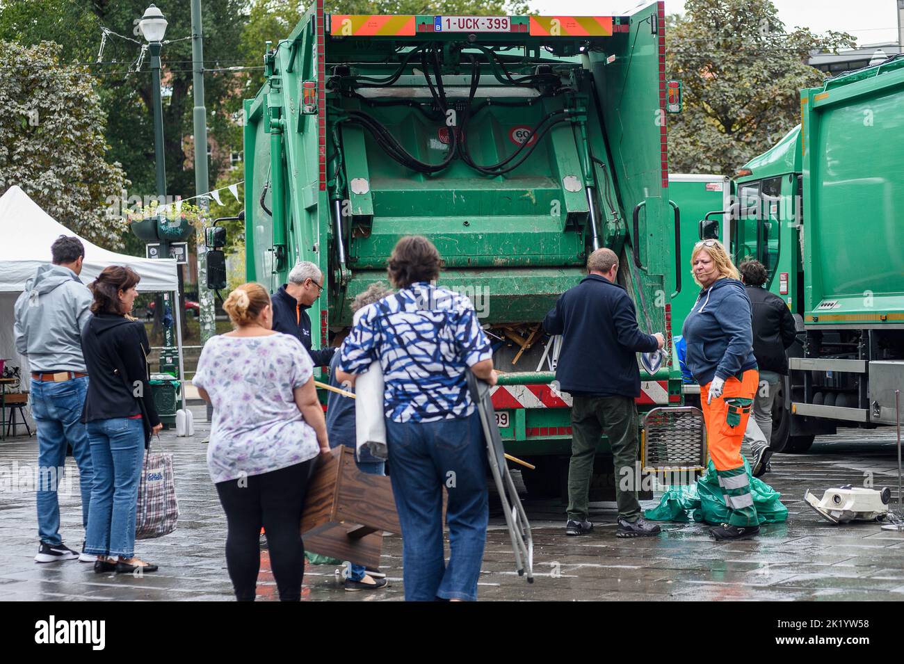 Garbage collection for heavy waste. Truck are waiting for the citizens to bring their heavy waste and items | Collectes des dechets encombrants. Les g Stock Photo
