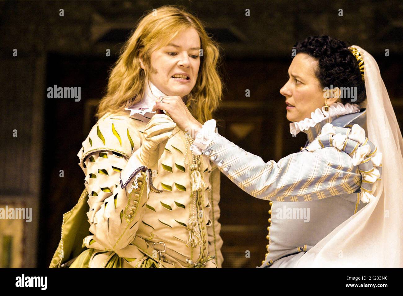 l-r: Josie Lawrence (Benedick), Yolanda Vazquez (Beatrice) in MUCH ADO ABOUT NOTHING by Shakespeare at Shakespeare's Globe, London SE1 02/06/2004 music: Claire van Kampen costumes: Luca Costigliolo director / Master of Play : Tamara Harvey Stock Photo
