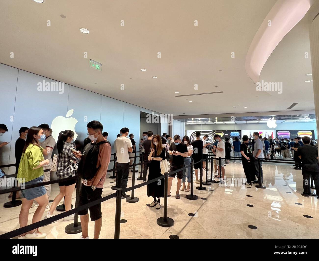 Aventura, Florida, USA - September 20, 2019: Apple store in Aventura Mall  on first day of officially started selling the iPhone 11, iPhone 11 Pro and  Stock Photo - Alamy