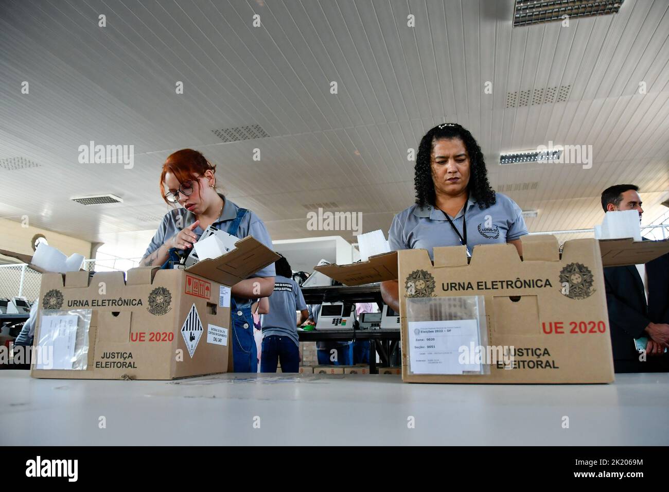 BRASÍLIA, DF - 21.09.2022: TRE REALIZA LACRAÇÃO DAS URNAS ELETRÔNICAS - Photo Employees of TRE DF checking and loading the box with an electronic ballot box. This Wednesday (21) the TRE of the Federal District began the process of sealing and putting in boxes the electronic ballot boxes to distribute in the region's elections. (Photo: Ton Molina/Fotoarena) Stock Photo