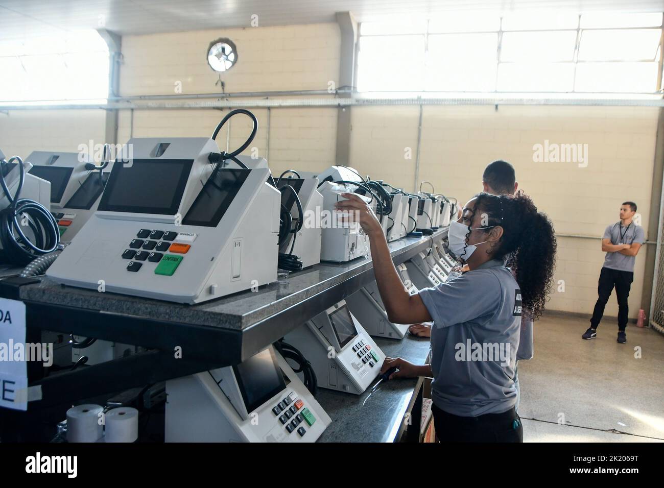 BRASÍLIA, DF - 21.09.2022: TRE REALIZA LACRAÇÃO DAS URNAS ELETRÔNICAS - Photo, TRE employees reviewing the electronic voting machine. This Wednesday (21) the TRE of the Federal District began the process of sealing and putting in boxes the electronic ballot boxes to distribute in the region's elections. (Photo: Ton Molina/Fotoarena) Stock Photo