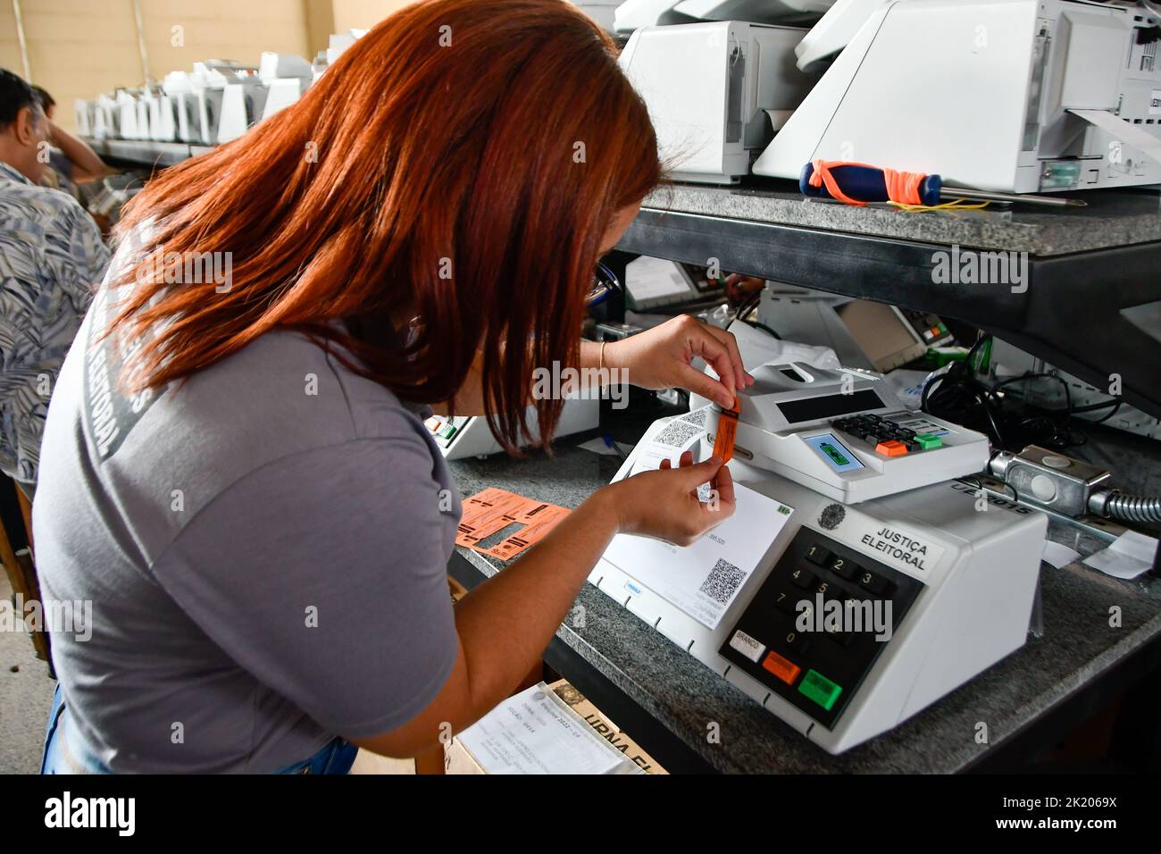 BRASÍLIA, DF - 21.09.2022: TRE REALIZA LACRAÇÃO DAS URNAS ELETRÔNICAS - Photo, TRE employee sealing the electronic ballot box. This Wednesday (21) the TRE of the Federal District began the process of sealing and putting in boxes the electronic ballot boxes to distribute in the region's elections. (Photo: Ton Molina/Fotoarena) Stock Photo